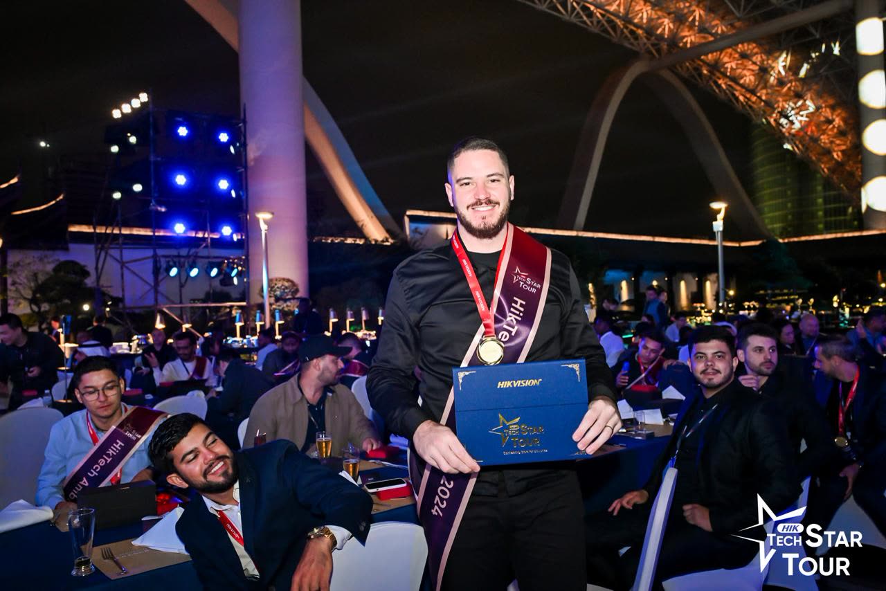 Marcus Ribeiro com medalha e certificado do HikTech Star