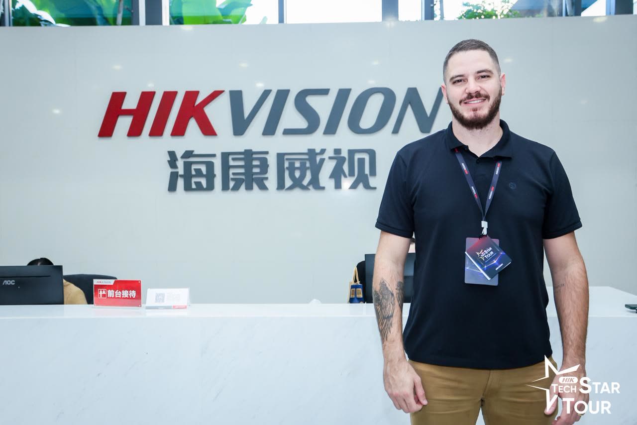Marcus Ribeiro na sede da Hikvision, na China