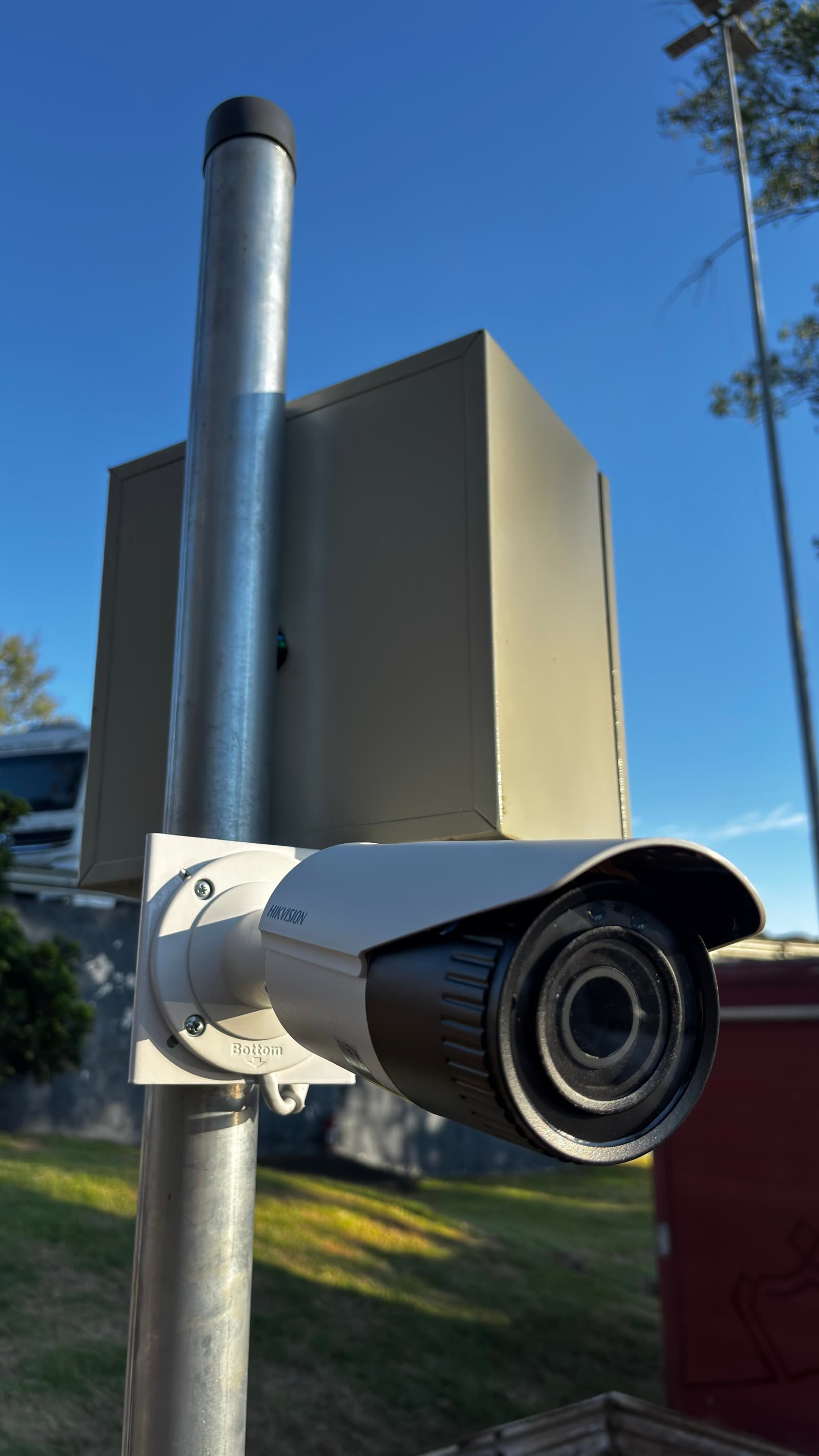 Câmera bullet em poste com caixa de passagem