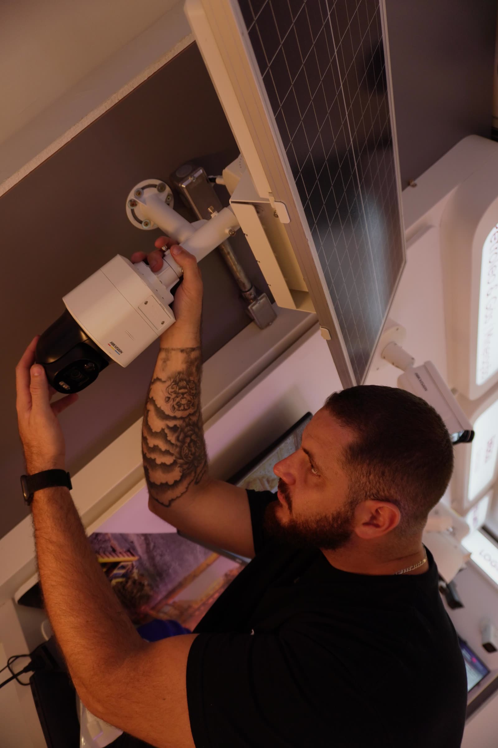 Marcus Ribeiro instalando câmera