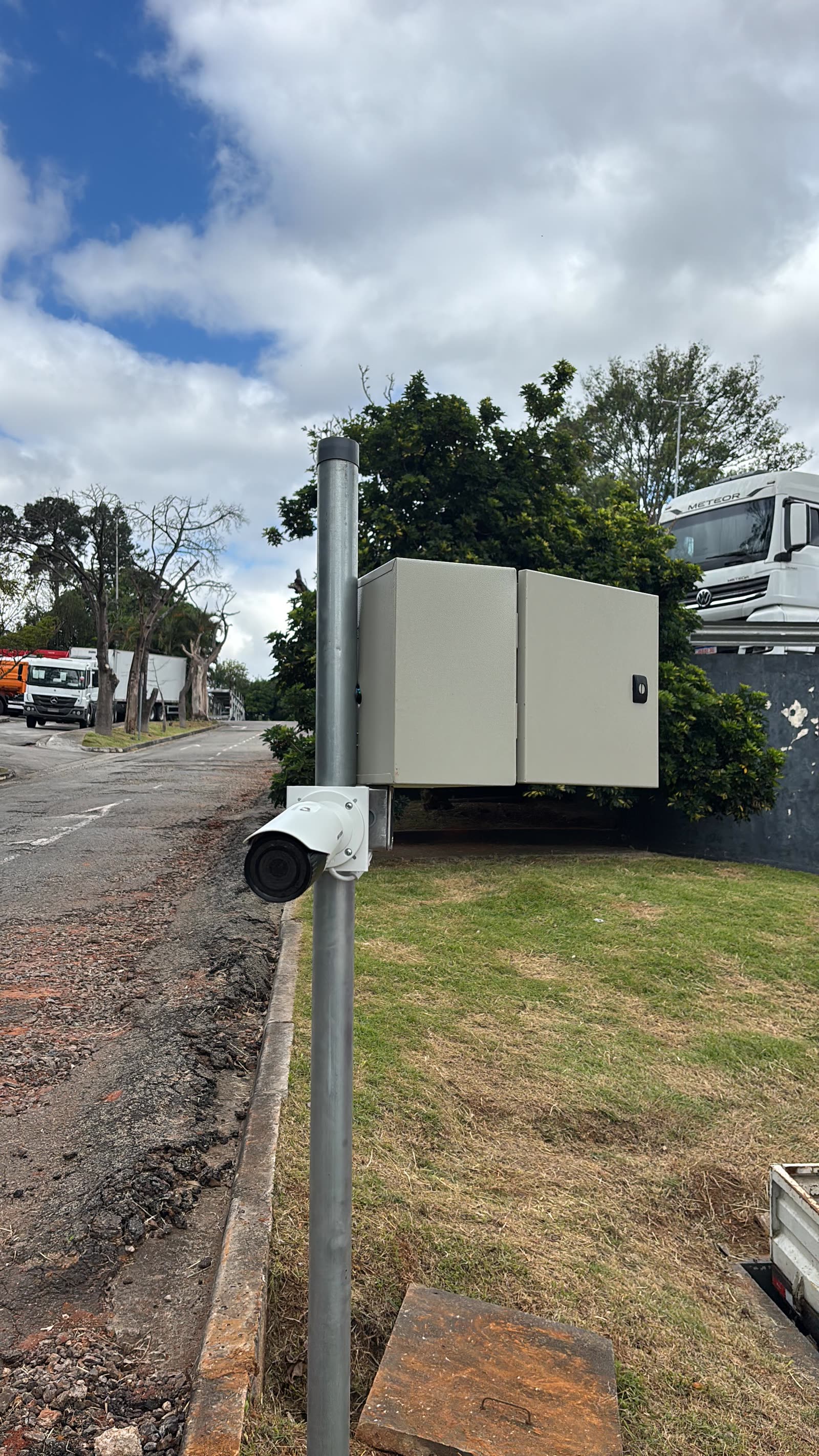 Poste com caixa externa em pátio logístico