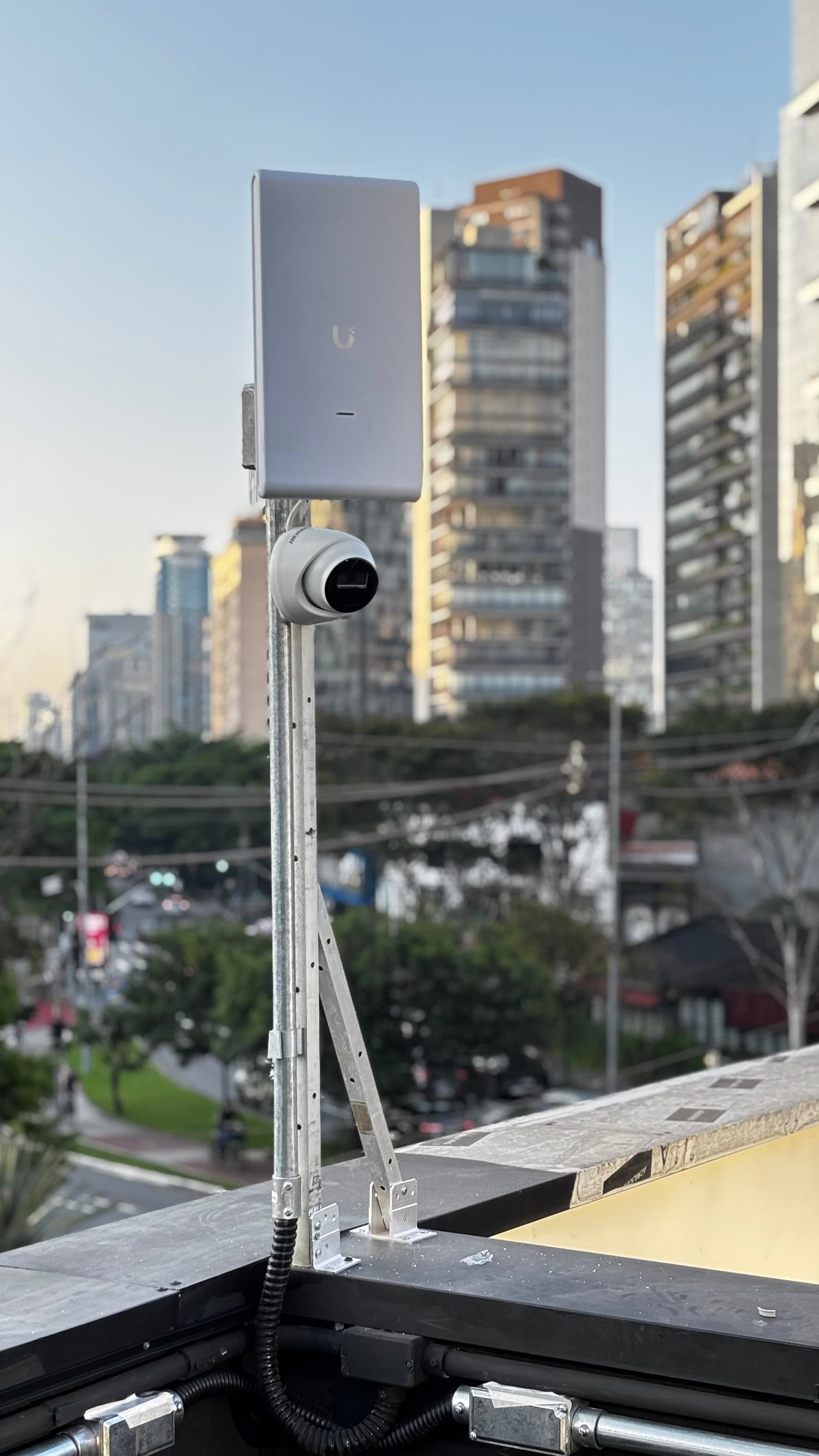 Enlace de rádio com a cidade ao fundo